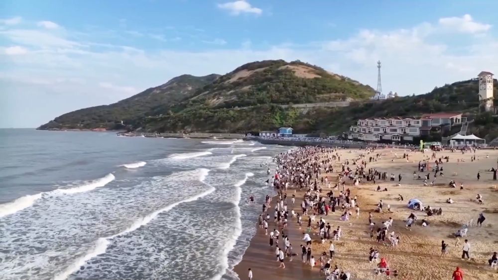 新华视点|暑期消费“热”起来 多地业态创新点燃夏日经济引擎 新华视点|暑期消费“热”起来 多地业态创新点燃夏日经济引擎
