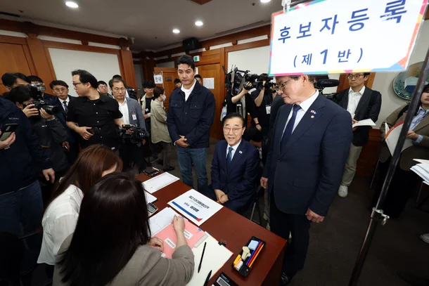 △李在明阵营负责人正在递交登记材料