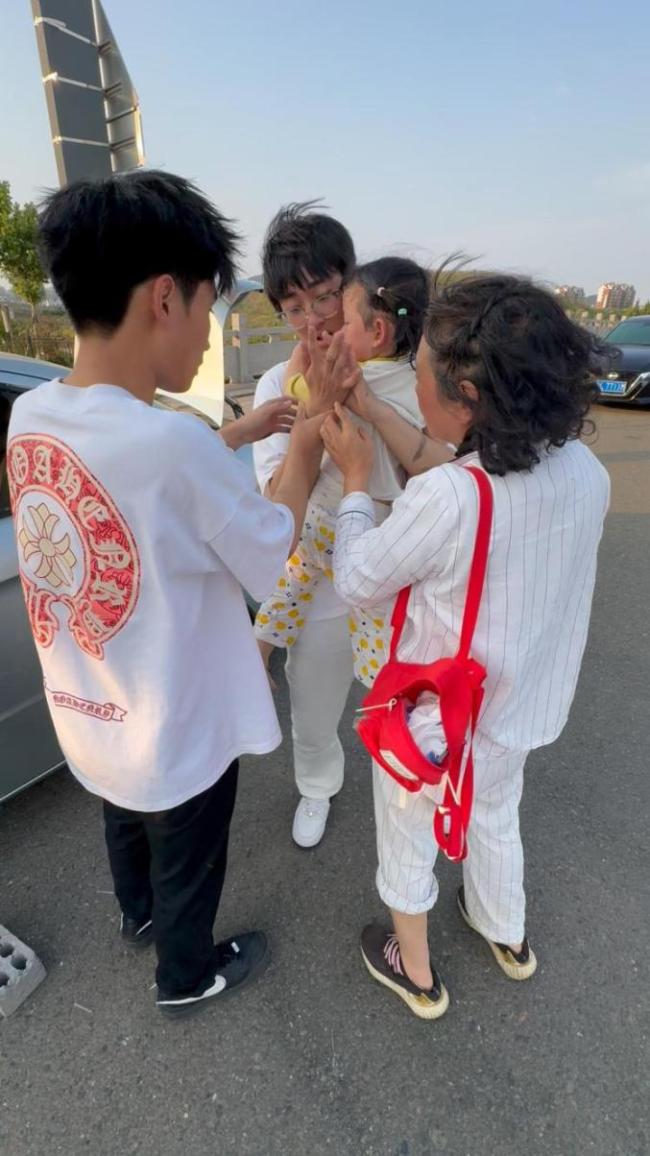 孩子被困车内 3学生破窗救人