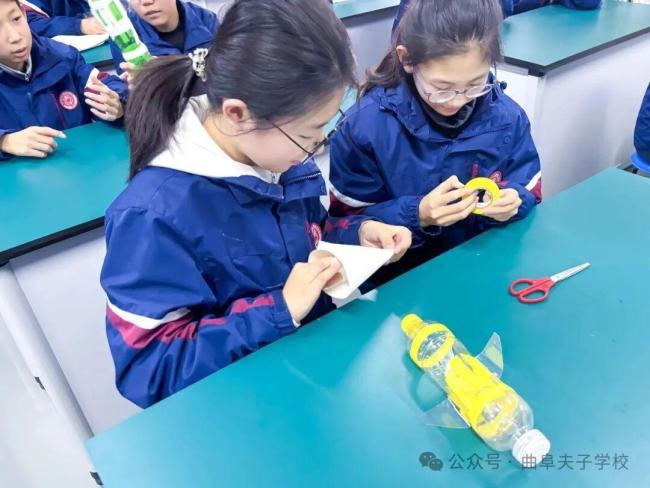 科学老师用水桶手搓火箭升空