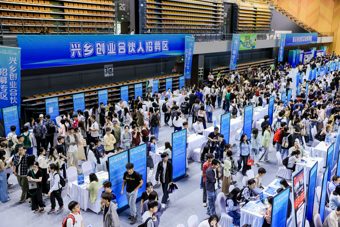 招聘会现场。通讯员供图