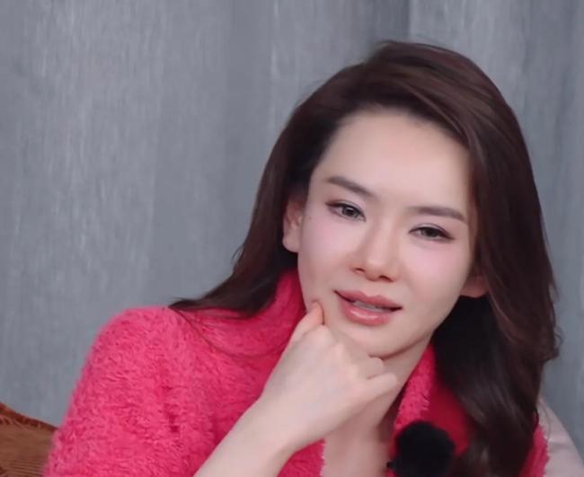 戚薇眼睛怎么了 争议与讨论不断