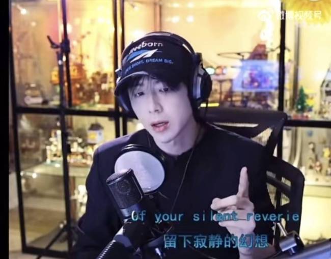刘宇宁直播辟谣与经纪人恋情