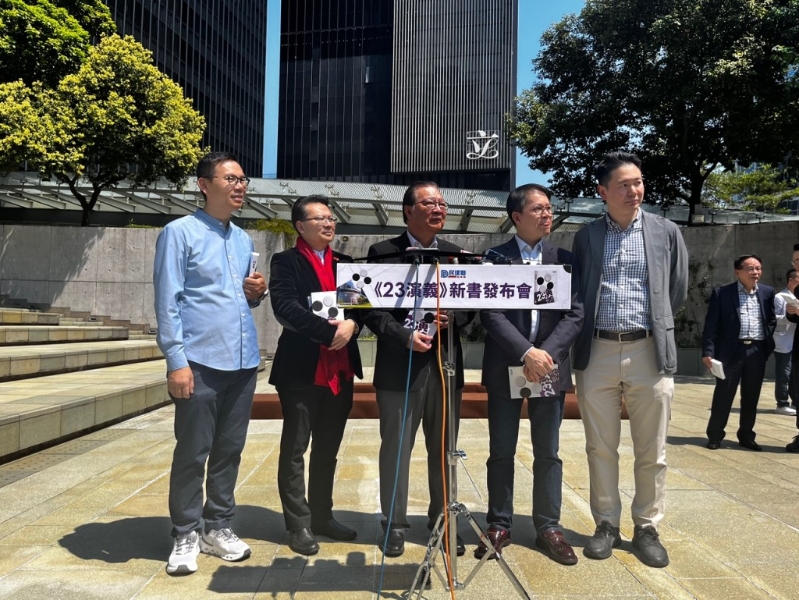 谭耀宗（中）认为企业要小心谨慎去处理，一起维护国家安全。 李健威摄