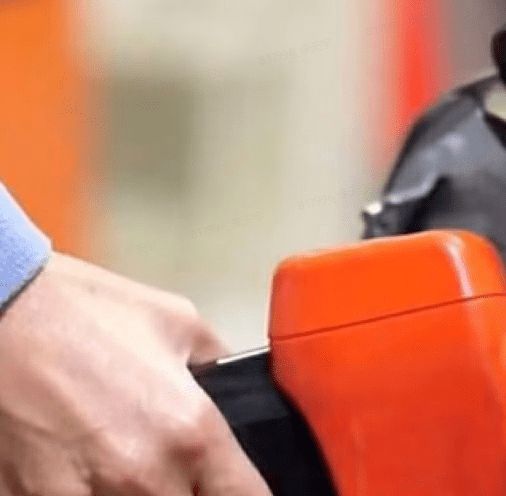 今晚下调油价 加满一箱油能少花2.5元