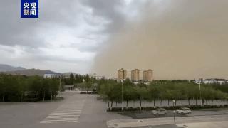 青海海西多地出现沙尘天气