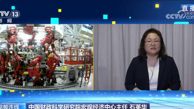 专家解读4月经济数据出炉背后的稳与进。(央视) 专家解读4月经济数据出炉背后的稳与进。(央视)