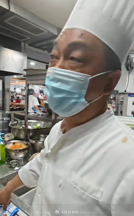 荣昌食堂主厨眼袋掉到口罩边