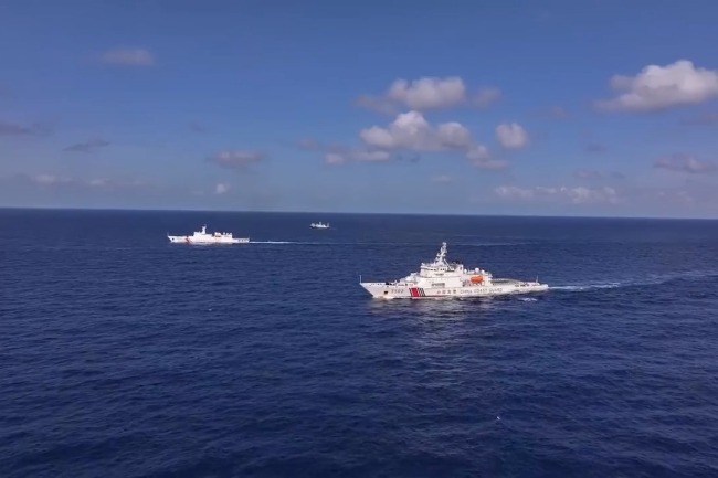 中国海警位中国黄岩岛领海及周边区域执法巡查