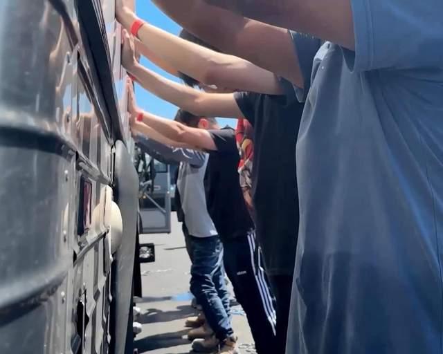 数百韩国工人在美被捕,特朗普喊话外企雇佣美国工人