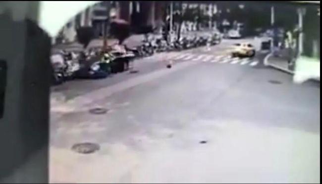 福州一轿车逆行撞伤人