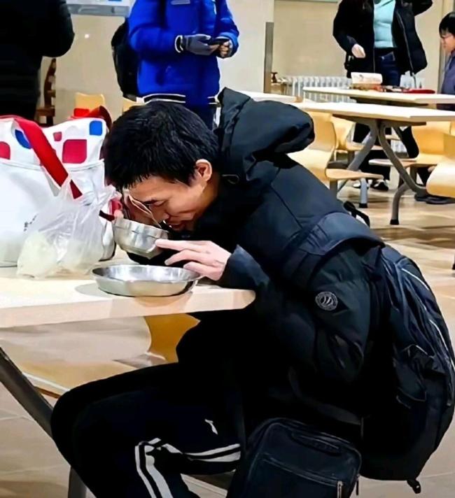 网友曾在北大口腔偶遇韦东奕