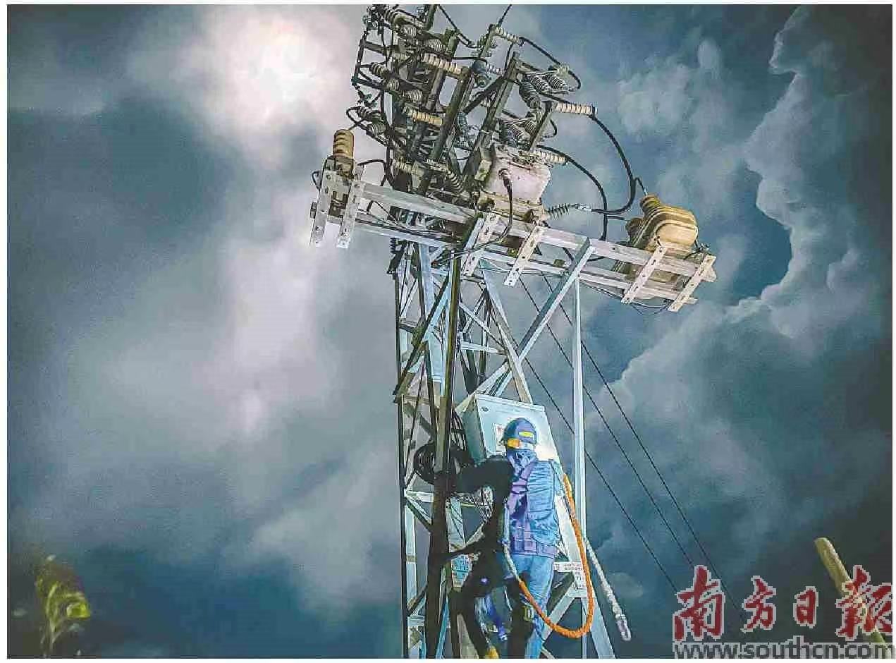 6日晚，南方电网广东湛江雷州供电局附城供电所开展合闸送电操作，争分夺秒为用户复电。林水描 摄