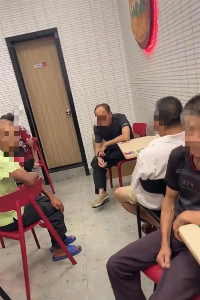 门店回应老人蹭空调放喇叭驱赶