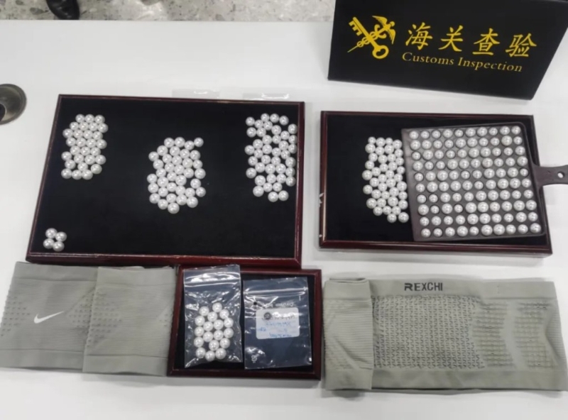 西九龙站海关在往内地的一男一女旅客身上，检获266粒珍珠。海关发布