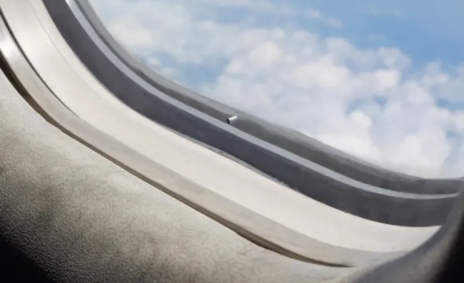 飞机舷窗为何设小孔?三个重要功能保障飞行安全