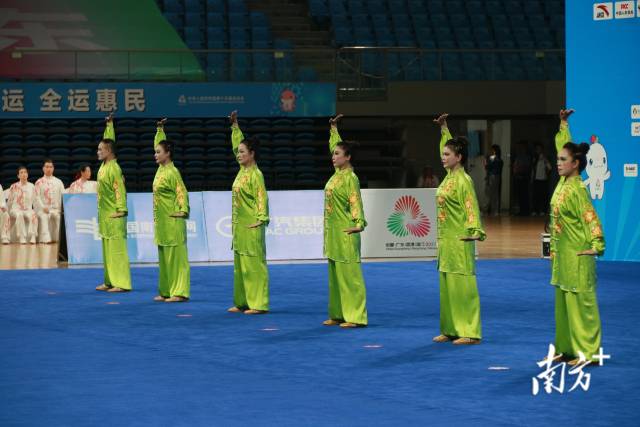 选手正在展演中。