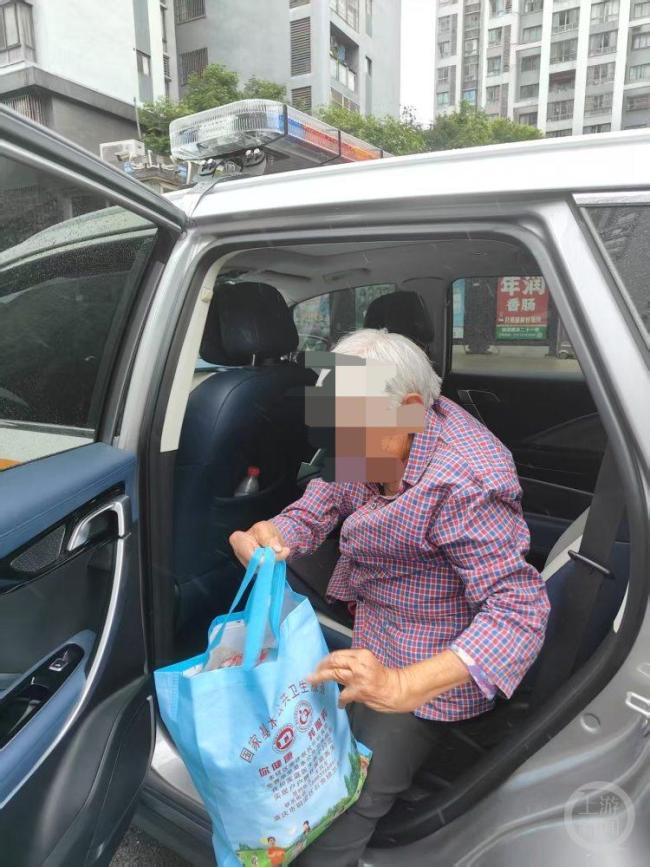 老人被甩客执法人员送其回家