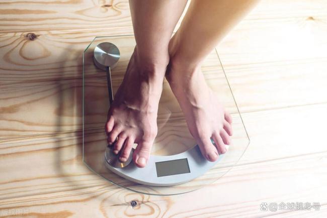 96年夫妻每天设计1000大卡减脂餐 科学掉秤七八斤