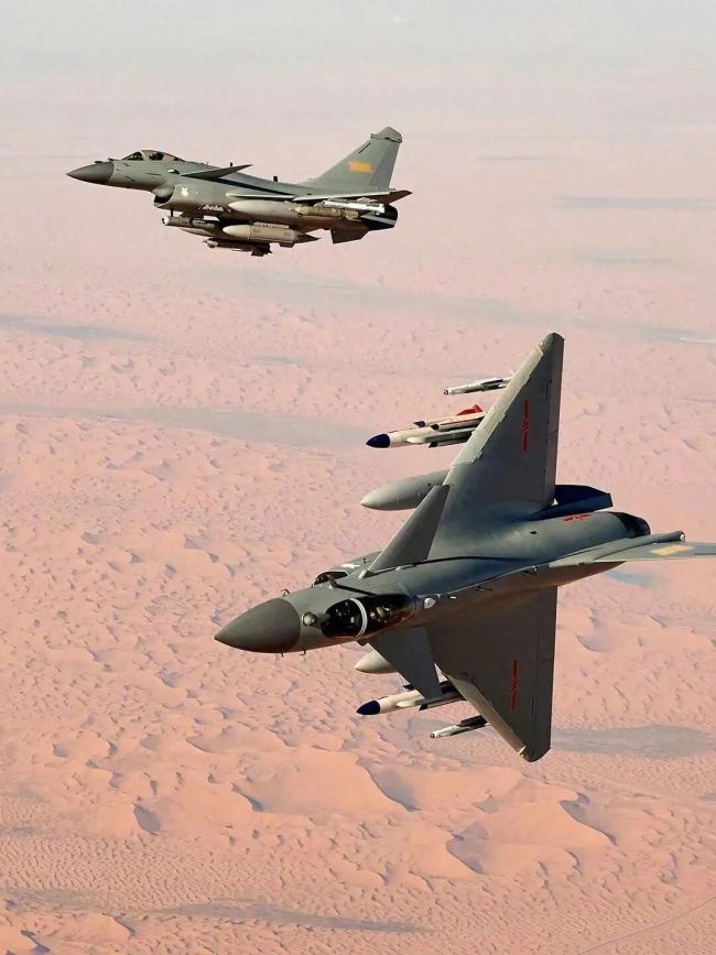 真相大白!中国歼-10C机群悄然飞越红海,美军航母舰队毫无察觉