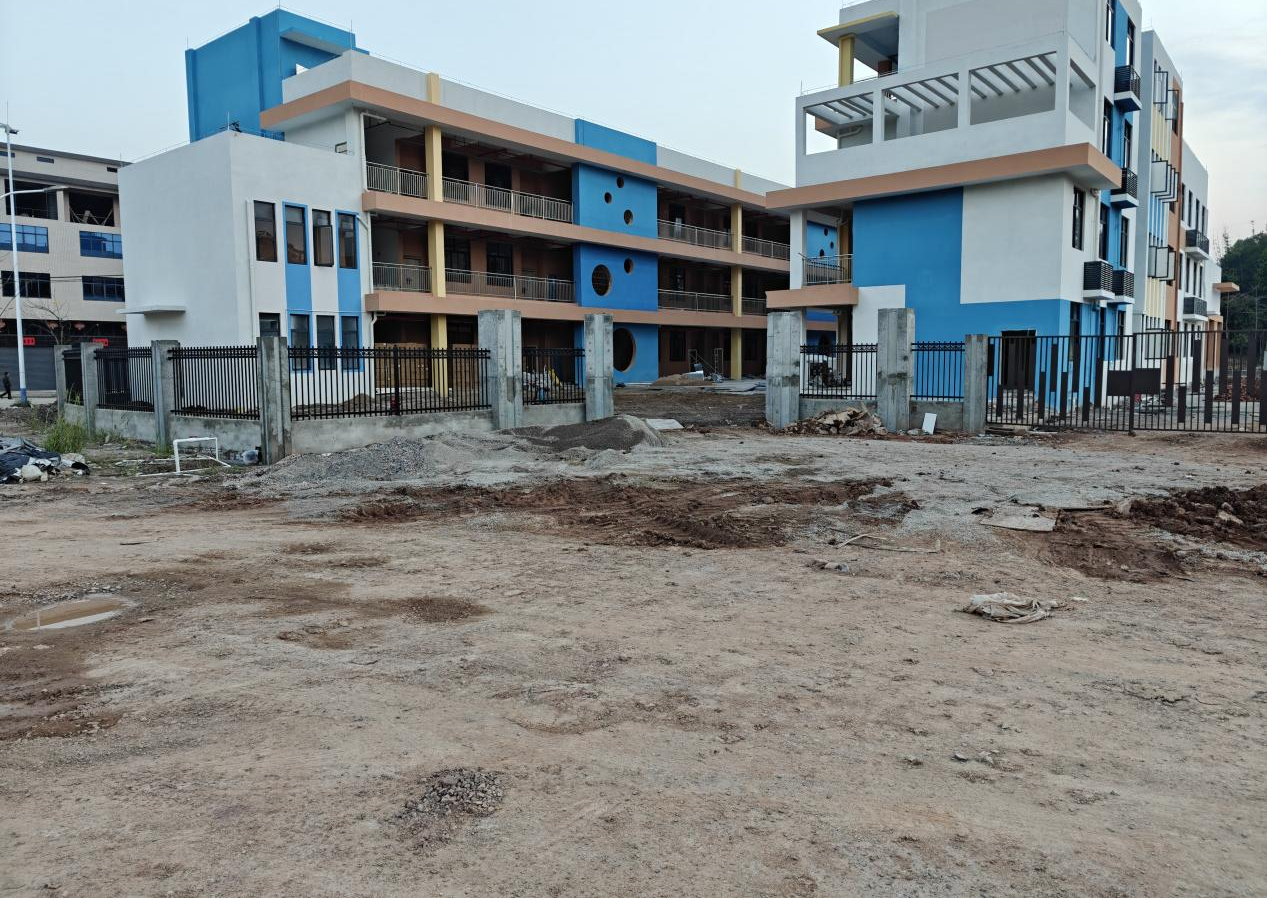 大麻镇中心幼儿园门前道路硬化前。图片来源:省委港澳办