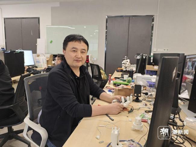 男子在杭州车库手搓机器人