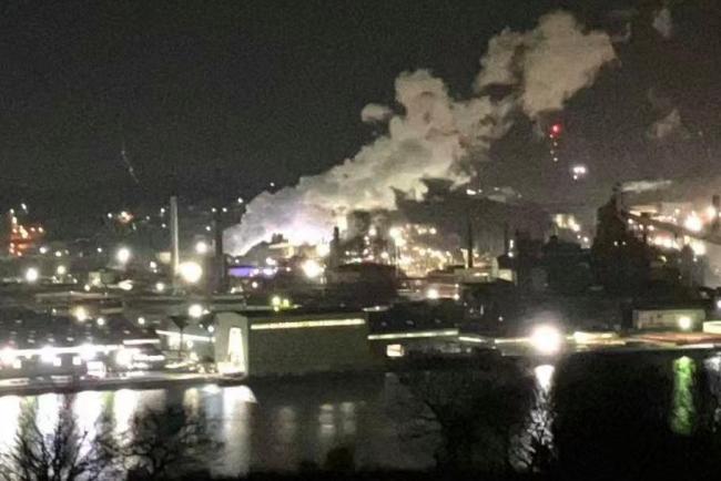 日本一钢铁厂发生爆炸并引发火灾 大火仍未扑灭