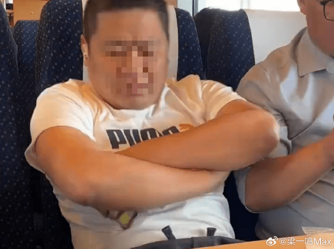 男子双手交叉抱于胸前。