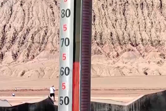这里地表温度飙至63℃ 游客迎“热”而来纷纷打卡