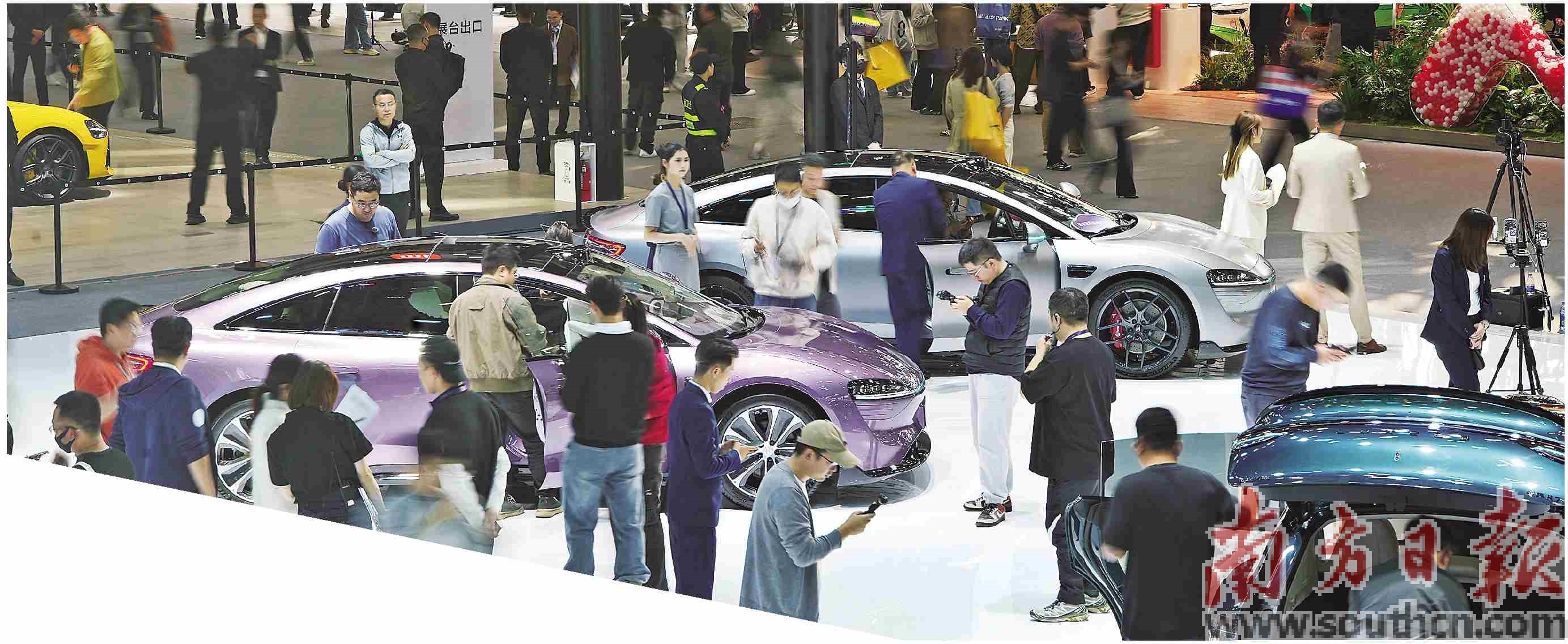 第二十三届广州国际汽车展览会现场人流涌动。