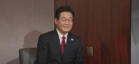 吓坏了，以为会遭遇泽连斯基时刻，台下哄笑