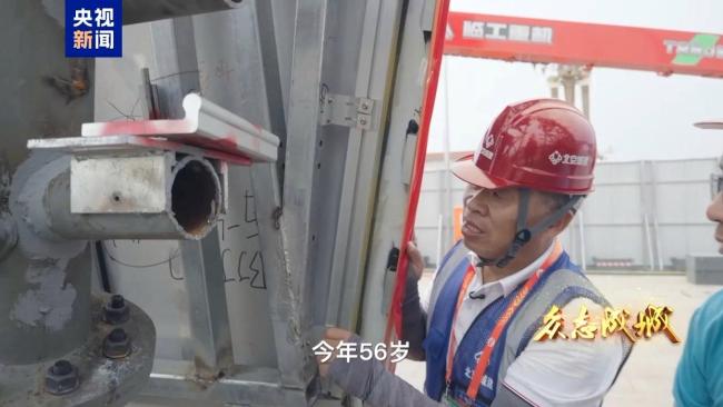 九三阅兵当天，他们坐上了自己搭建的广场观礼台