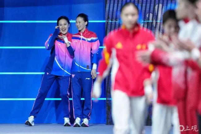 陈芋汐蝉联女子双人10米台冠军拿金牌在手心看了又看