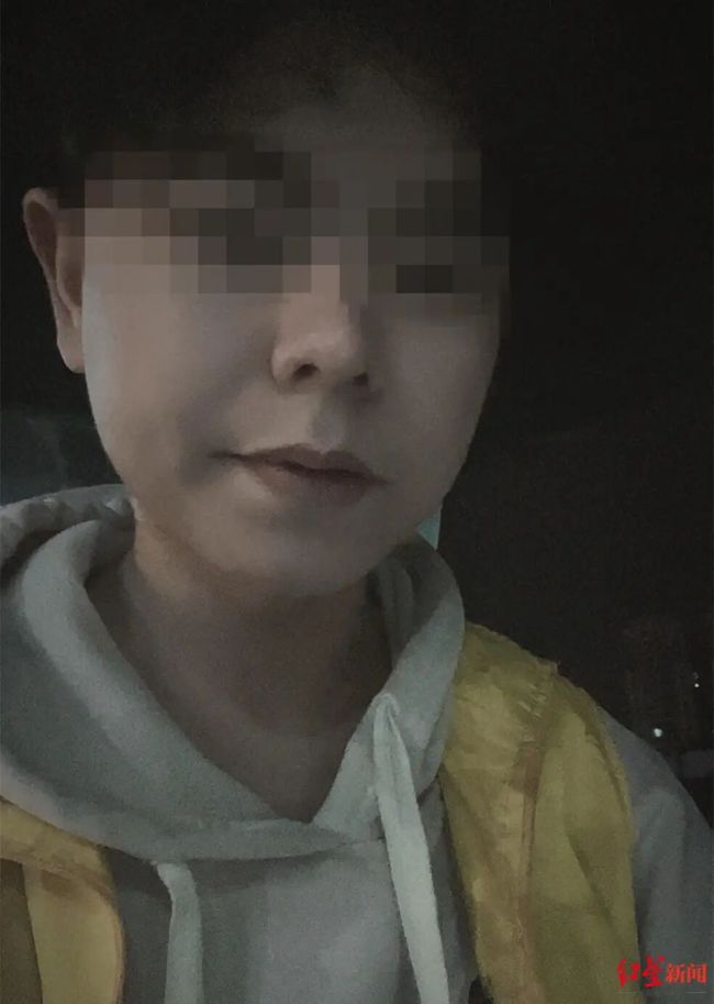 24岁骑手猝死家中亲属发声