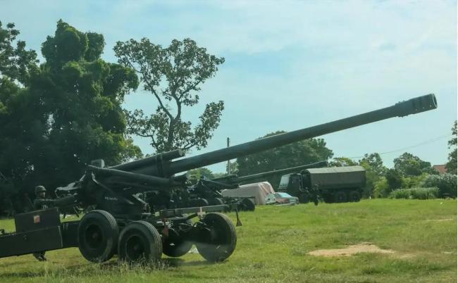 泰军F-16飞过 柬重机枪手猛烈开火