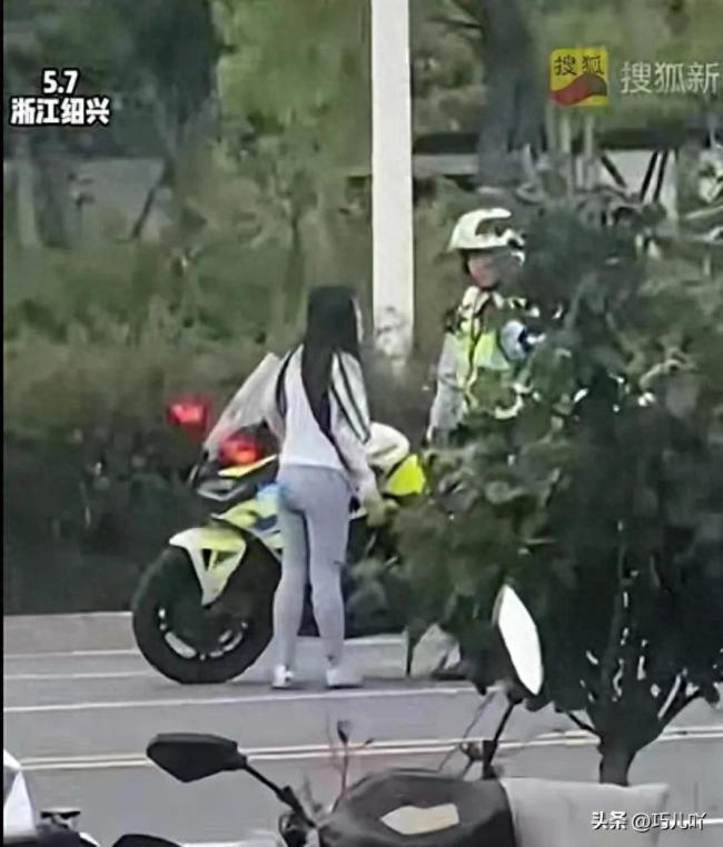 女子连续三天违停被贴罚单