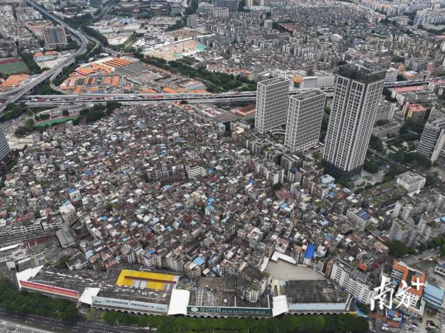 三元里旧村将进行城中村改造，不远处的空地是已平整好的土地，已动工建设安置项目。