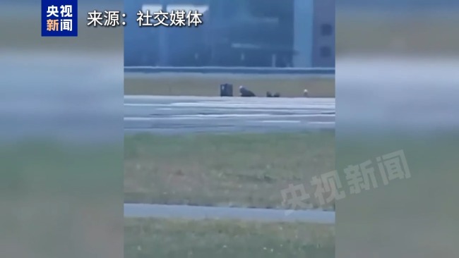 惊险一刻:F-15战机滑行时后座人员弹射“升空”