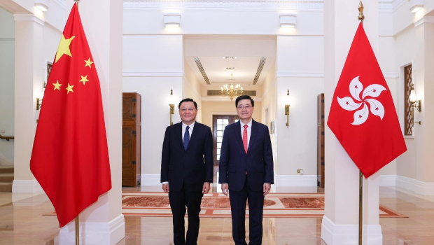 李家超(右)与广东省省长王伟中会面。