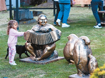 许鸿飞雕塑世界巡展·阿根廷乌斯怀亚站上,作品《天籁》受到观众喜爱。曾雨林摄