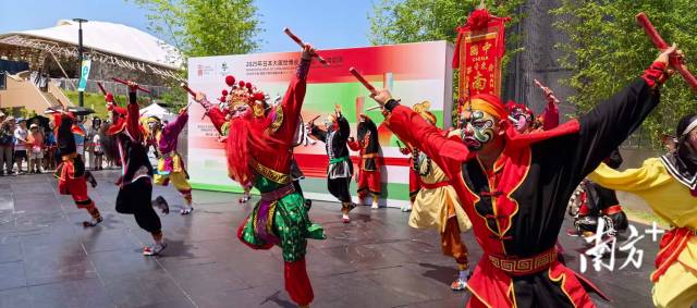2025年日本大阪世博会中国馆广东活动周上的英歌舞表演。 2025年日本大阪世博会中国馆广东活动周上的英歌舞表演。