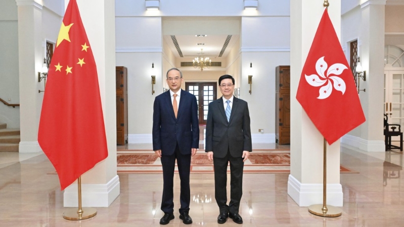 李家超(右)在礼宾府与吉林省委书记黄强(左)会面。 政府新闻处.jpg 李家超(右)在礼宾府与吉林省委书记黄强(左)会面。 政府新闻处.jpg