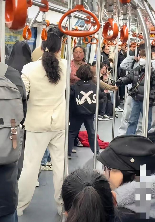 杭州两名女子地铁上大打出手