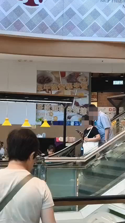 一名男子搭扶手梯时偷闻前方女子的「发香」。 网上片段截图