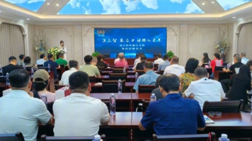 曹玉磊当日以清华大学经管学院院长出席活动。 大皖新闻
