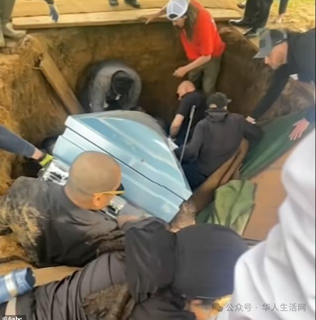 美多人抬棺坠墓 死者儿子被棺材压昏