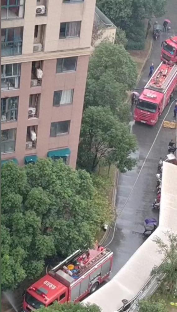 小区住户失火 消防员爬33层楼梯扑救