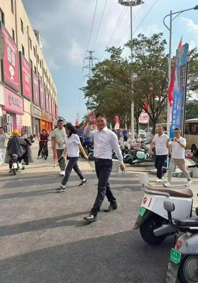 刘强东现身苏超赛场