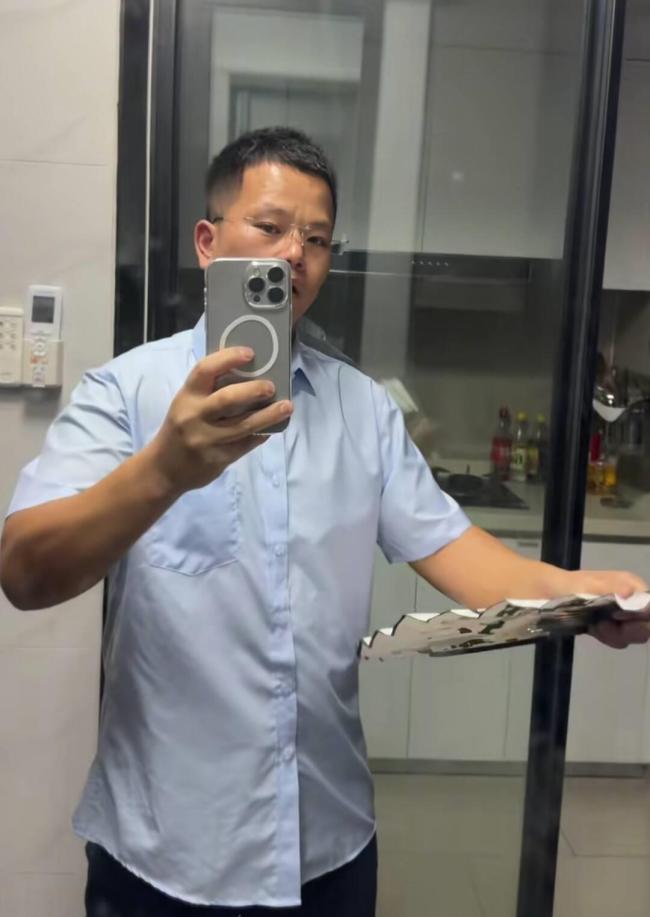 “手拿折扇被误会持刀”男子再发声