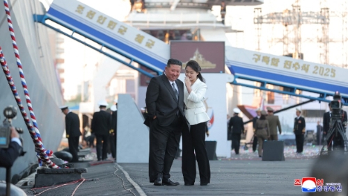 金正恩上周偕同爱女金主爱出席驱逐舰下水礼。